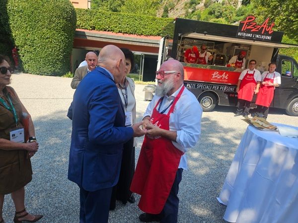 A Cernobbio, il ministro Nordio visita il FoodTruck di PizzAut