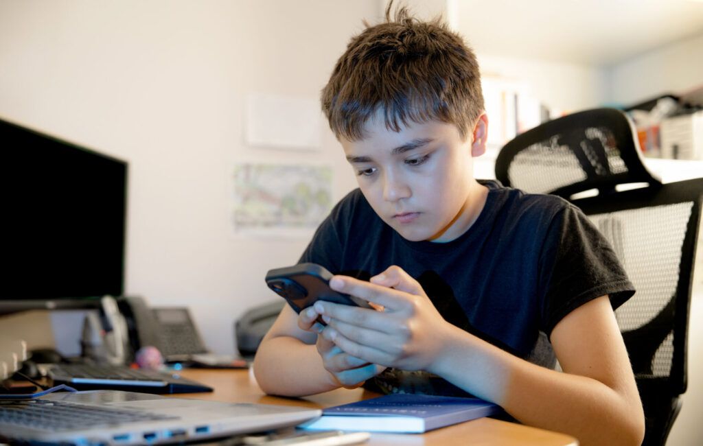 Triedny chat, domáca úloha s AI, falošný spolužiak. Na čo si dať pozor na začiatku školského roka