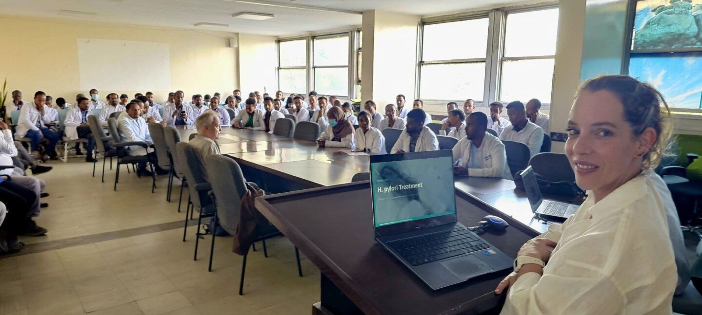 La Dra. Oehler, de Vithas Xanit, forma a jóvenes médicos en Etiopía junto a la World Endoscopy Organization
