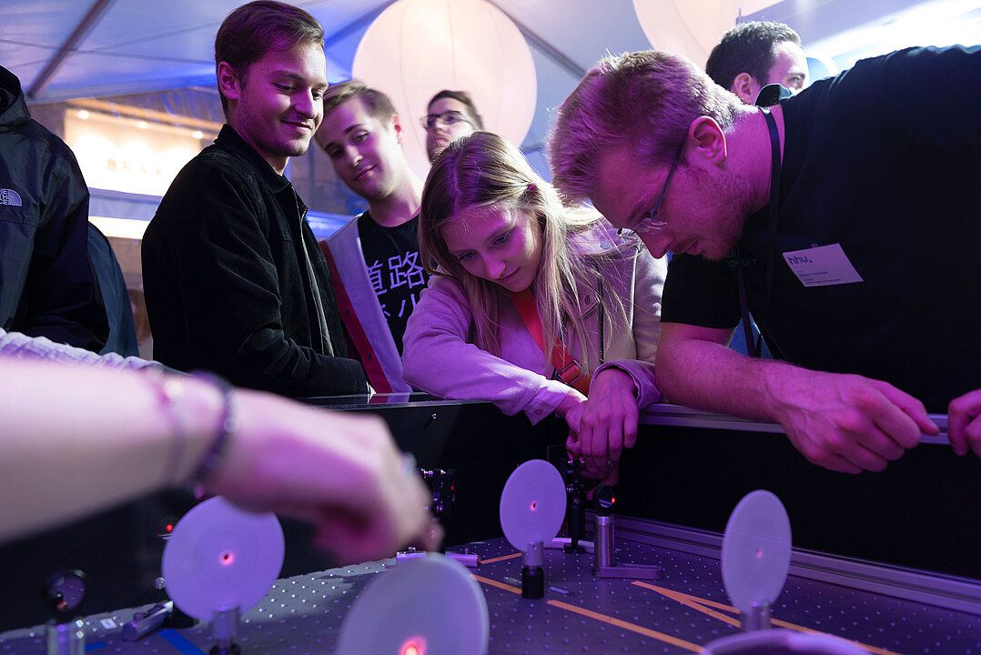 Vom Gartenschlauch zur Posaune, vom Hirnatlas bis zur grünen Batterie Nacht der Wissenschaft 2026 verwandelt den Schadowplatz