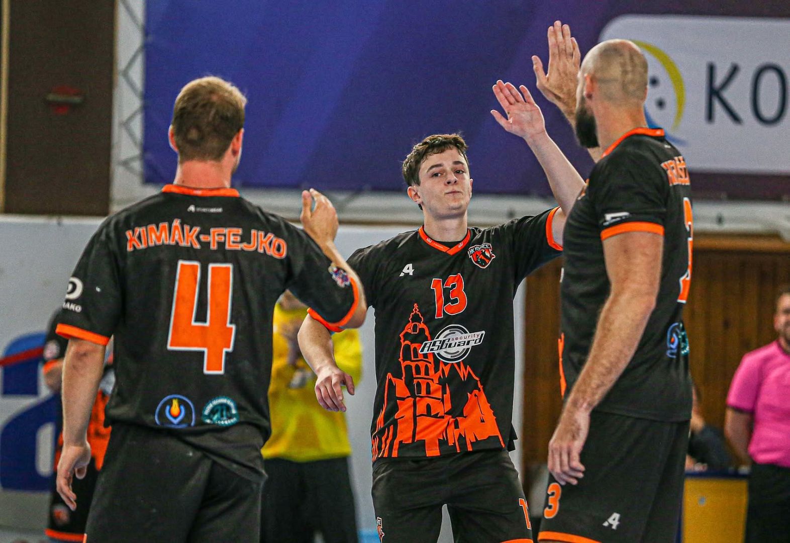 HANDBALL EXTRALIGA: V ÚVODNOM KOLE DOMINOVALI DOMÁCI, JEDINÚ VÝHRU HOSTÍ ZÍSKALA MODRA