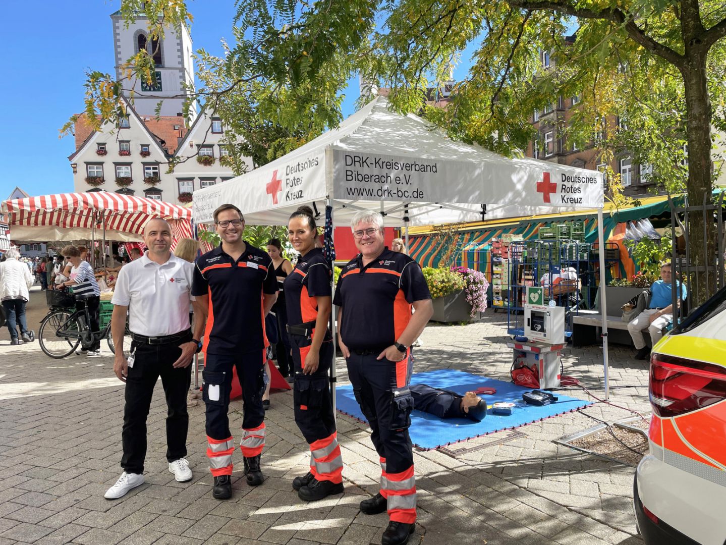 Jeder kann zum Lebensretter werden – DRK und Sana Klinikum laden zur Mitmachaktion auf dem Biberacher Wochenmarkt ein