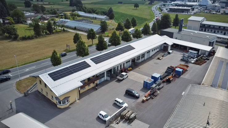 Energie vom Dach: Sonnenstrom für den Maschinenhof Agrar Lienz