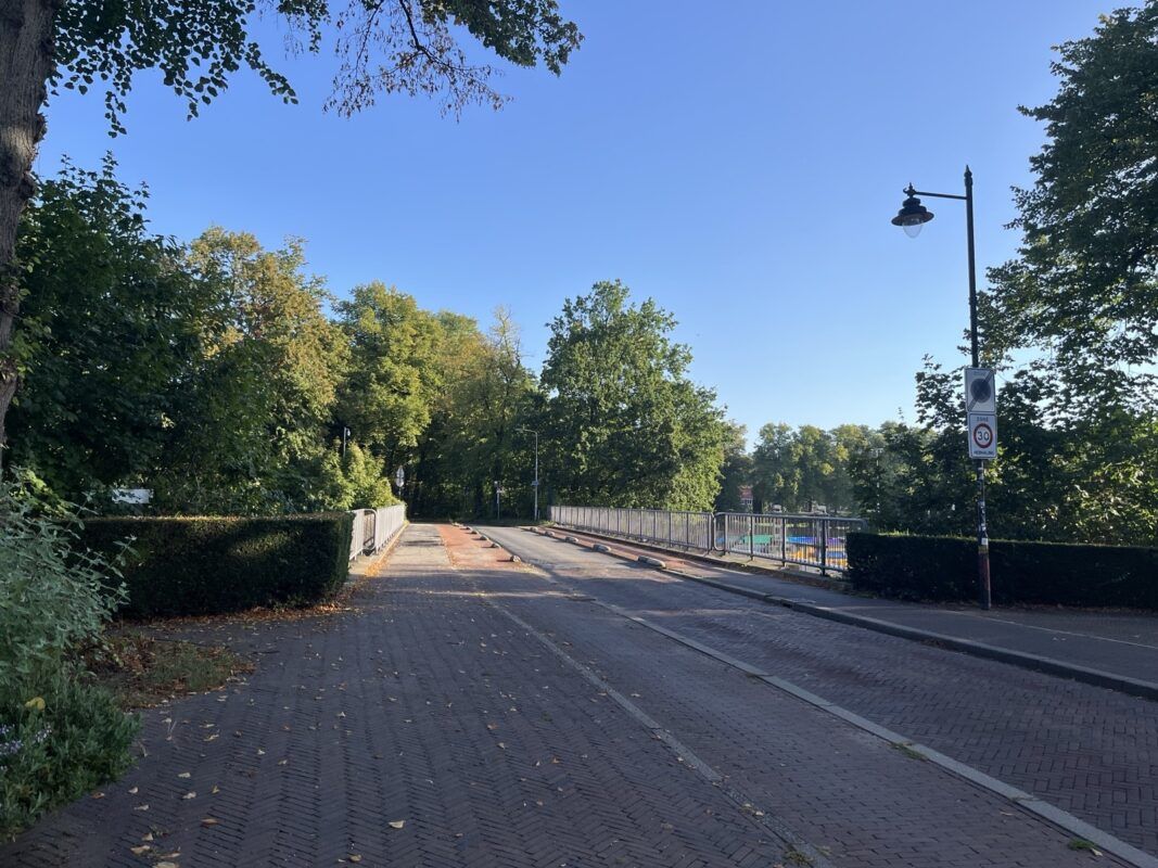 Oranjebrug dicht voor sluipverkeer: minder fijnstof en veiligere buurt