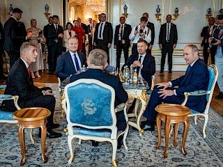 "V4 JE OPÄŤ ŽIVÁ" - predsedovia vlád krajín V4 rokovali na Bratislavskom hrade aj s írskym premiérom