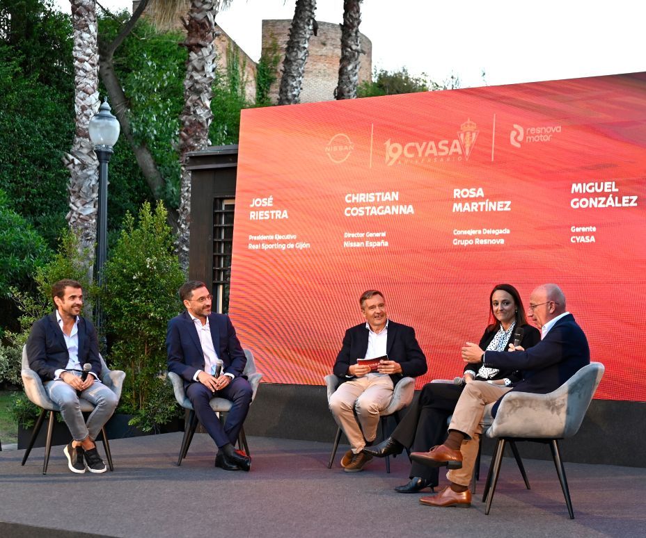 Nissan CYASA entrega las llaves de sus vehículos a la plantilla del Real Sporting de Gijón