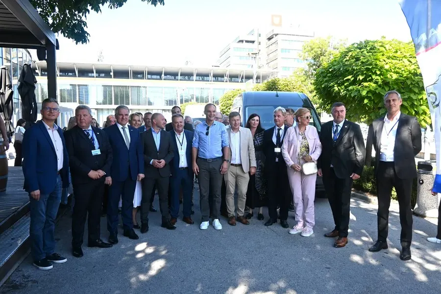 Slovenski prevozniki povezani za konkurenčnejšo prihodnost panoge