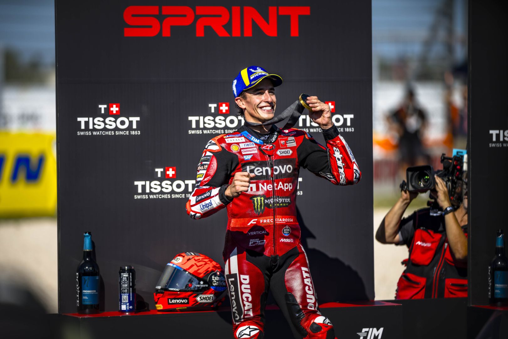 Marc Márquez y el Ducati Lenovo Team marcan la diferencia en la Sprint de Misano y se adjudican la victoria. Francesco Bagnaia, decimotercero