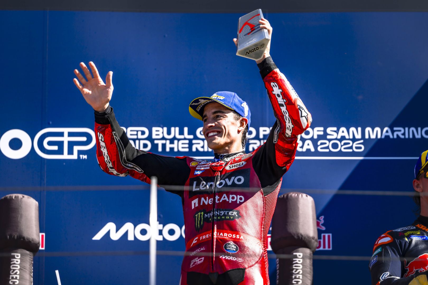 Marc Márquez e il Ducati Lenovo Team trionfano a Misano e conquistano la vetta della classifica Piloti; Ducati sale al comando della classifica Costruttori. Francesco Bagnaia è costretto al ritiro dopo una caduta