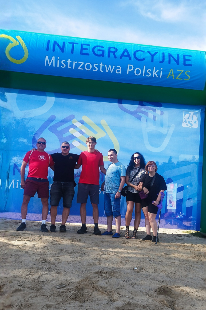 Studenci Uniwersytetu Szczecińskiego z medalami i pucharem