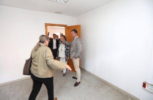 Velázquez muestra su satisfacción con la futura residencia de estudiantes que contribuirá a revitalizar el barrio de Palomarejos