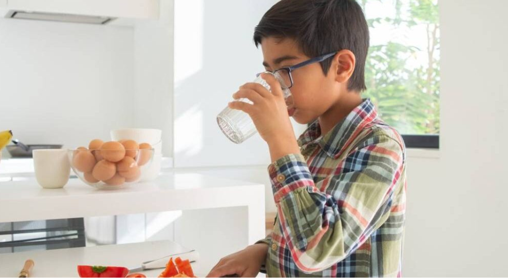 El agua y la leche con cacao, principales fuentes de hidratación en la infancia y adolescencia