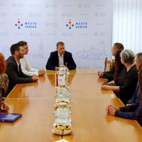 Delegácia z Kovačice v Senici: Umenie prepája regióny