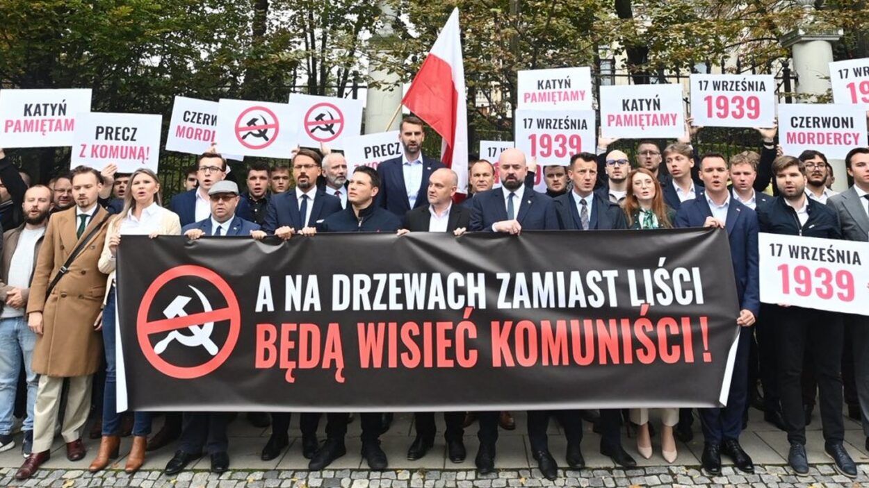Raz sierpem, raz młotem, w czerwoną hołotę!