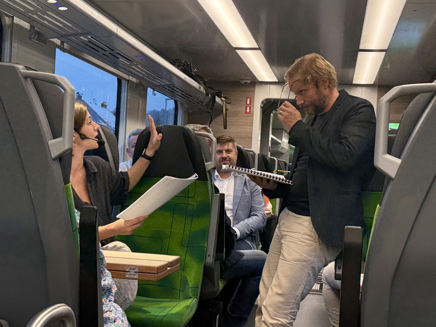 Vlak se proměnil v jeviště. Knihovna Ústeckého kraje vypravila čtenáře na literární jízdu Ve vlaku