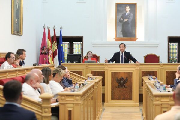 Velázquez reprocha a la oposición la falta de credibilidad y de propuestas