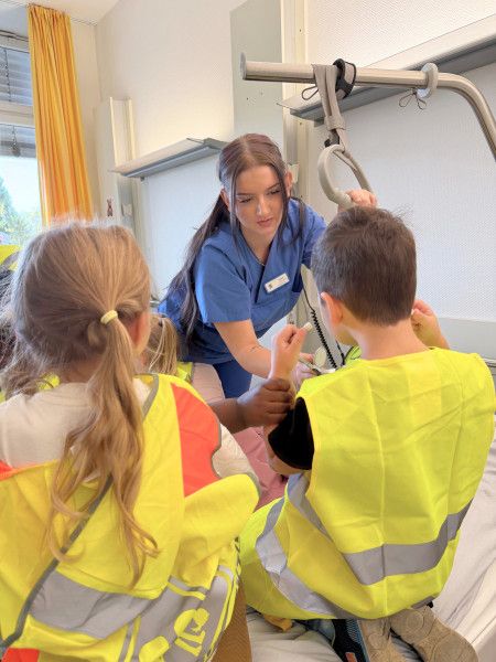 Bärchen-Ambulanz zum Weltkindertag am Sana-Krankenhaus Hürth begeistert Kinder und Mitarbeitende