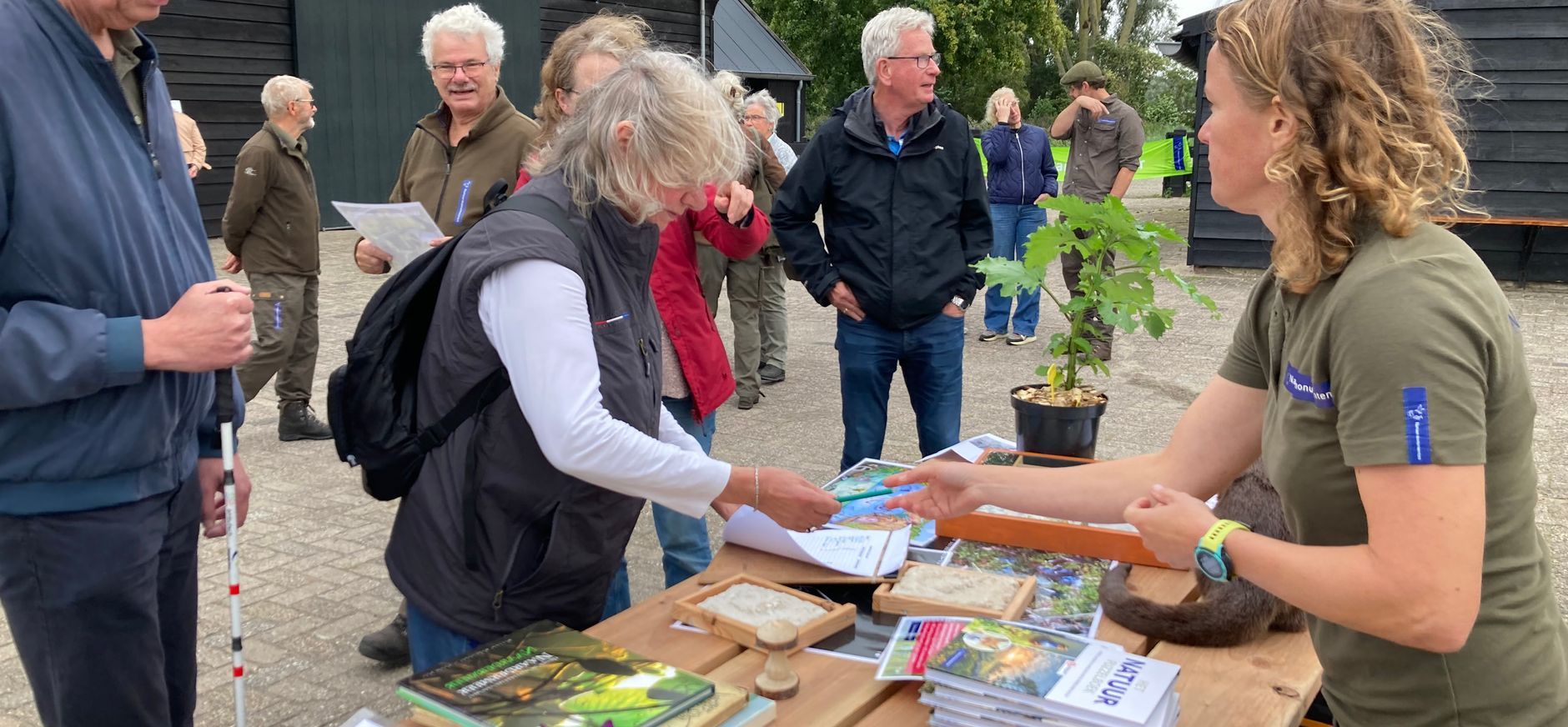 Boswachter voltooit ultrarun van 120 kilometer tijdens drukbezocht jubileumfeest Naardermeer