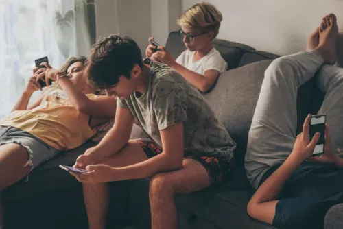 Pantallas y menores de edad: ¿Regular o prohibir? La mirada de una experta