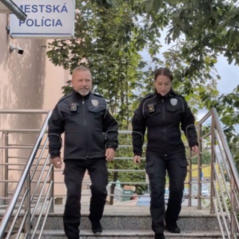 Mestskí policajti v Senici začínajú používať telové kamery. Zvýšia bezpečnosť aj transparentnosť