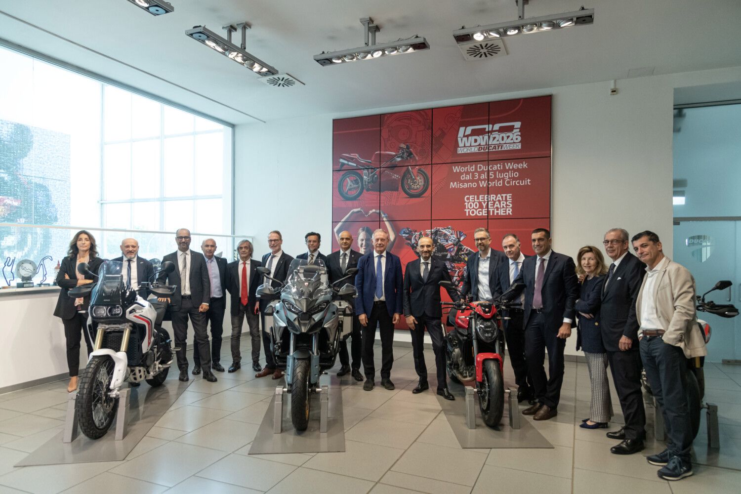 Il Ministro del MIMIT Adolfo Urso insieme a istituzioni nazionali e del territorio in visita in Ducati
