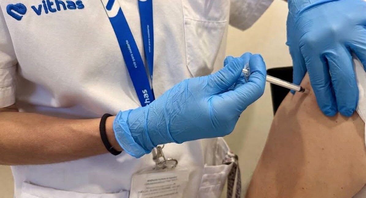 La vacunación ya no es solo cosa de niños: los internistas alertan de que miles de adultos desconocen las vacunas que necesitan