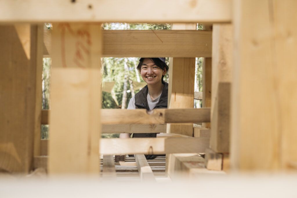 Heslom „Nič nezostáva nezmenené“ sa riadi japonská umelkyňa Yuka Nomura, aktuálne pôsobiaca na rezidencii v Trenčíne