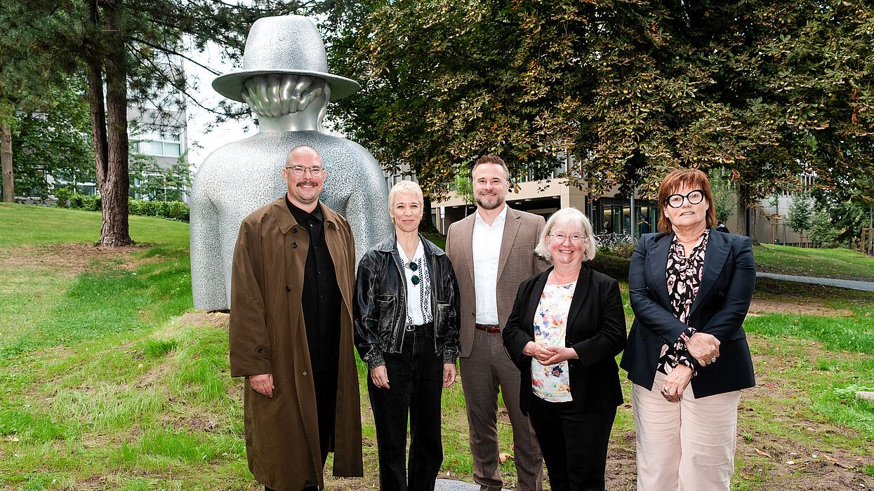 „The Observers“: Neue Skulptur schmückt Campus der Universität Paderborn