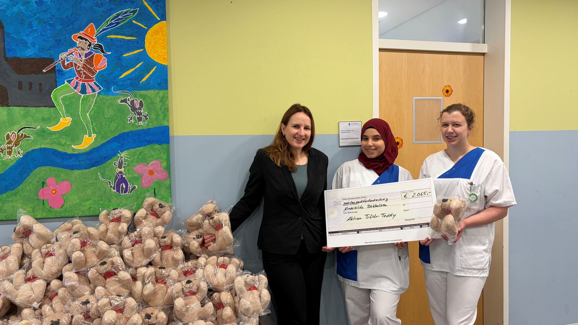 100 Trösteteddys in der Kinderambulanz eingetroffen