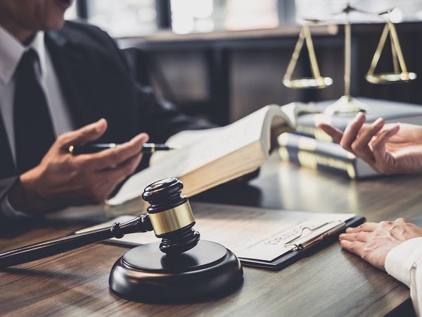 Notifica per pubblici proclami: ricorso Russolillo A. M. c/ Ministero della Giustizia + altri