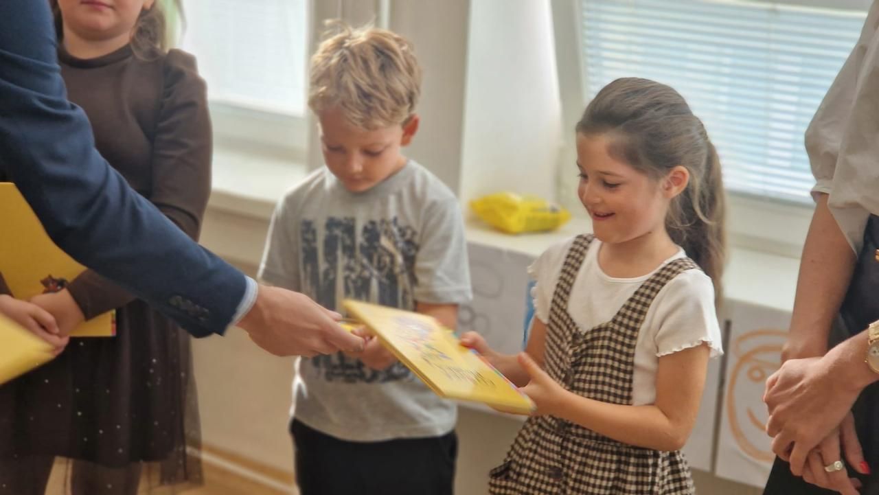 PRVÁCI DOSTALI KNIŽKU NA SVOJU PRVÚ ŠKOLSKÚ CESTU
