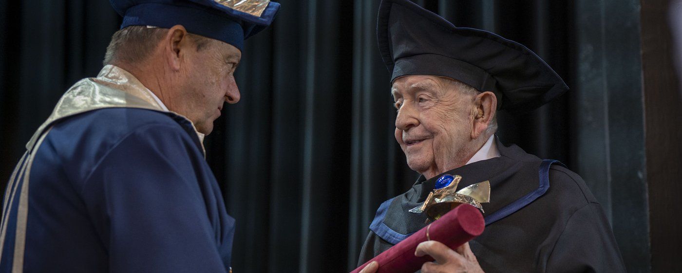 Katolícka univerzita v Ružomberku udelila najvýznamnejšie čestné ocenenie Mons. Petrovi Piťhovi
