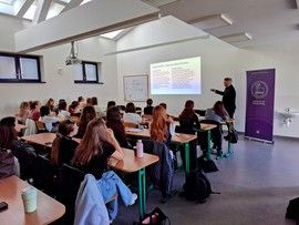DR. JEFF KUHN PREDSTAVIL MOŽNOSTI A LIMITY VYUŽÍVANIA UMELEJ INTELIGENCIE VO VZDELÁVANÍ