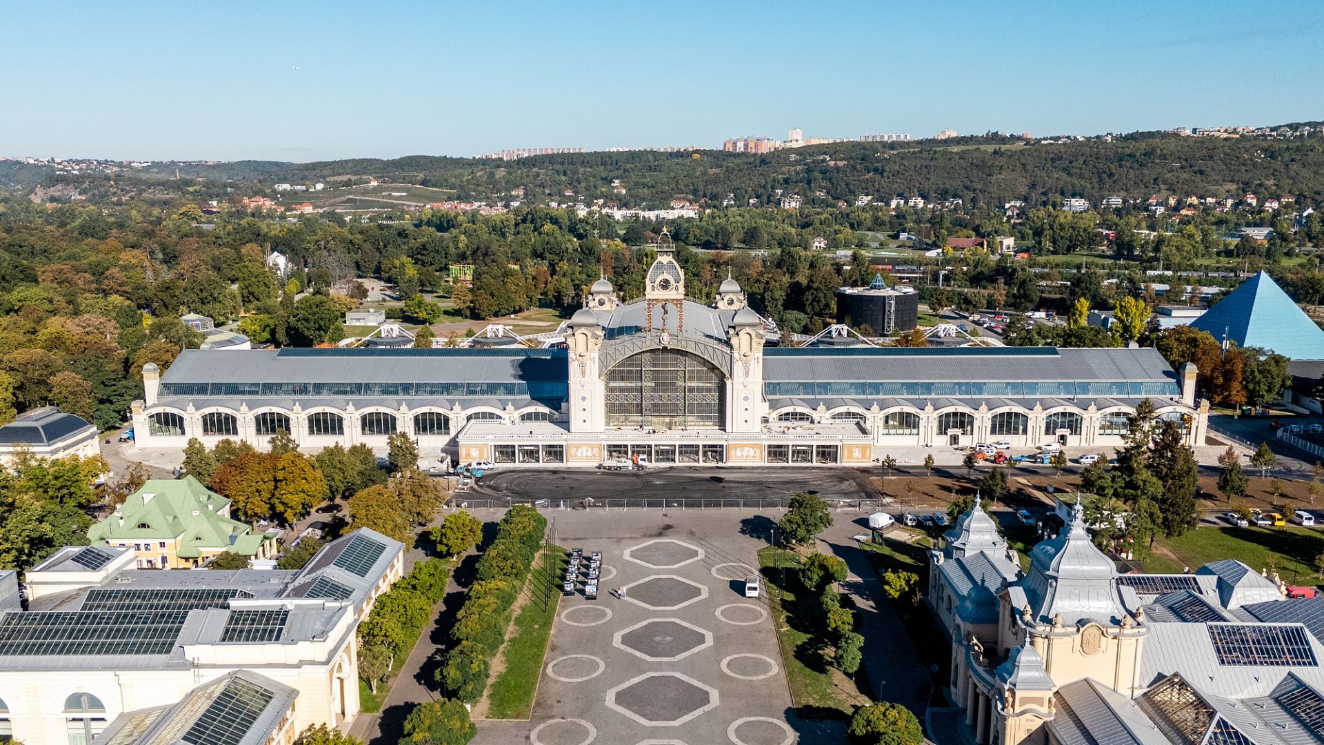 Průmyslový palác na Výstavišti se po kompletní rekonstrukci a dostavbě vyhořelého levého křídla otevírá veřejnosti