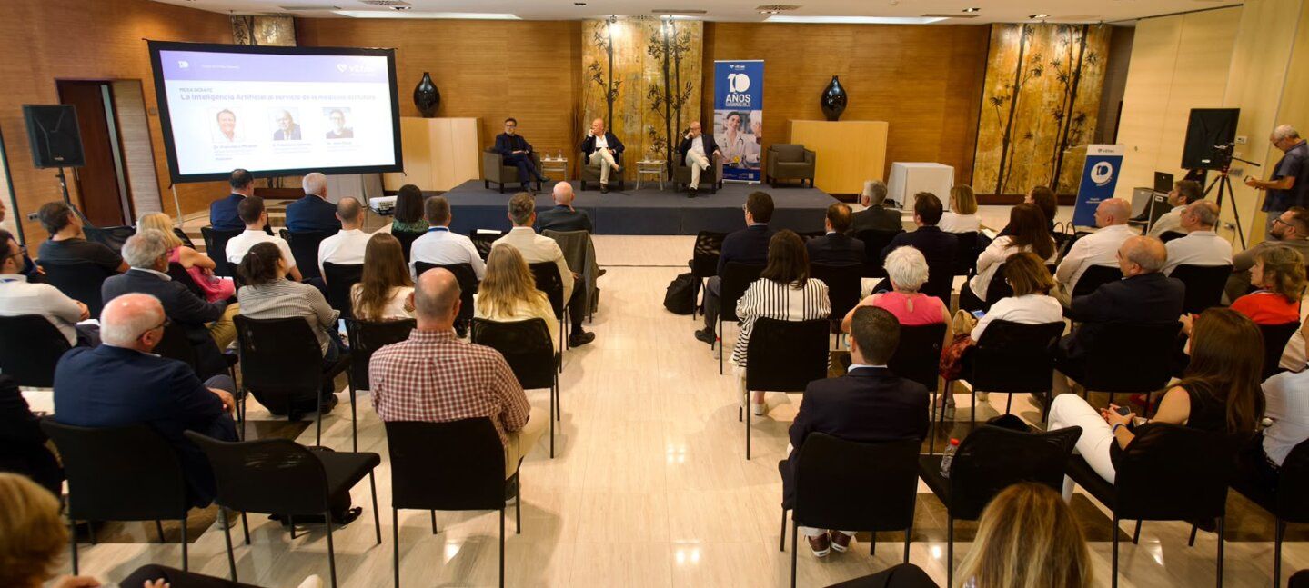 Vithas Granada reúne a más de 60 especialistas en inteligencia artificial y robótica sanitaria para debatir el futuro de la medicina