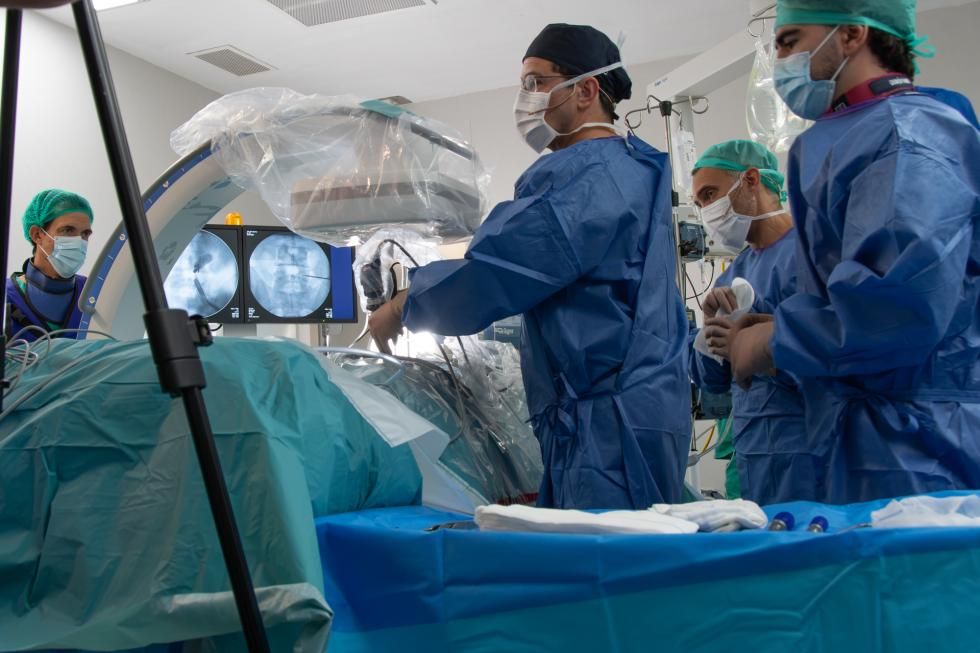 El Hospital de Dénia retransmite en directo dos cirugías endoscópicas de columna durante el congreso nacional de la especialidad