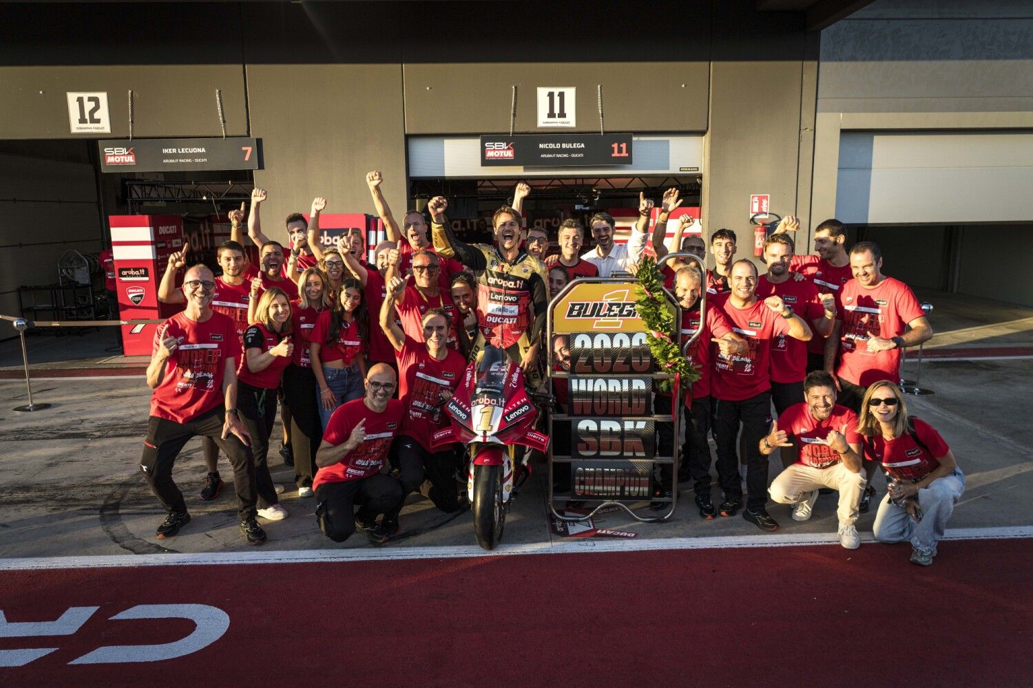 Bulega conquista il Titolo Mondiale Superbike davanti al pubblico italiano di Cremona. Lecuona completa la festa del team Aruba.it Racing – Ducati con una fantastica tripletta.