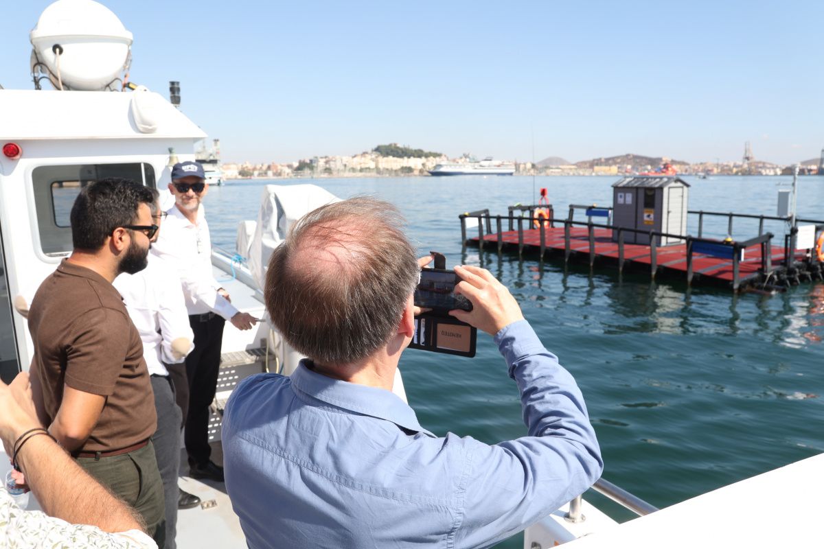 La Unión Europea visita la plataforma de la UPCT para testar tecnologías marinas