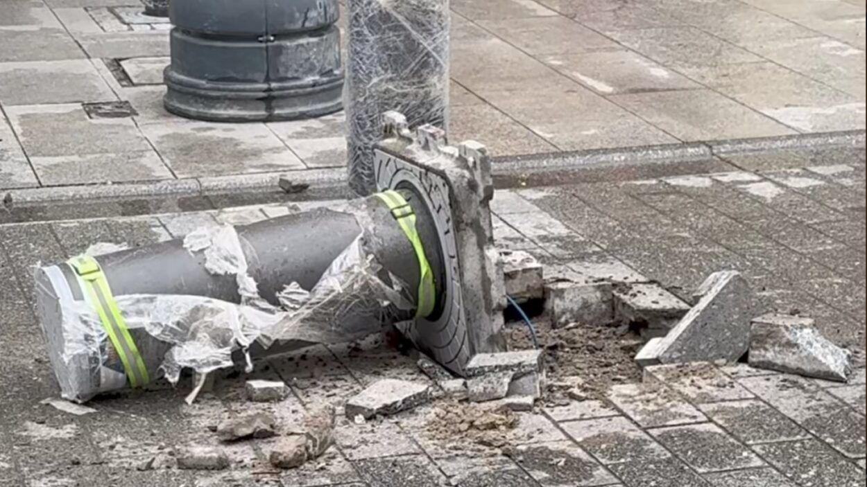 Teraz przed „antyterrorystycznymi” słupkami za 6 mln zł ustawiono… barierki
