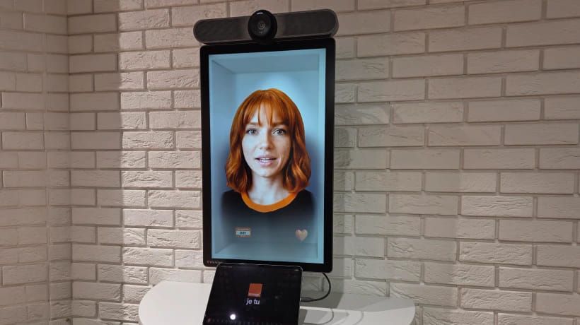 Orange na vlne inovácií: do predajní prichádza AI avatarka ORI