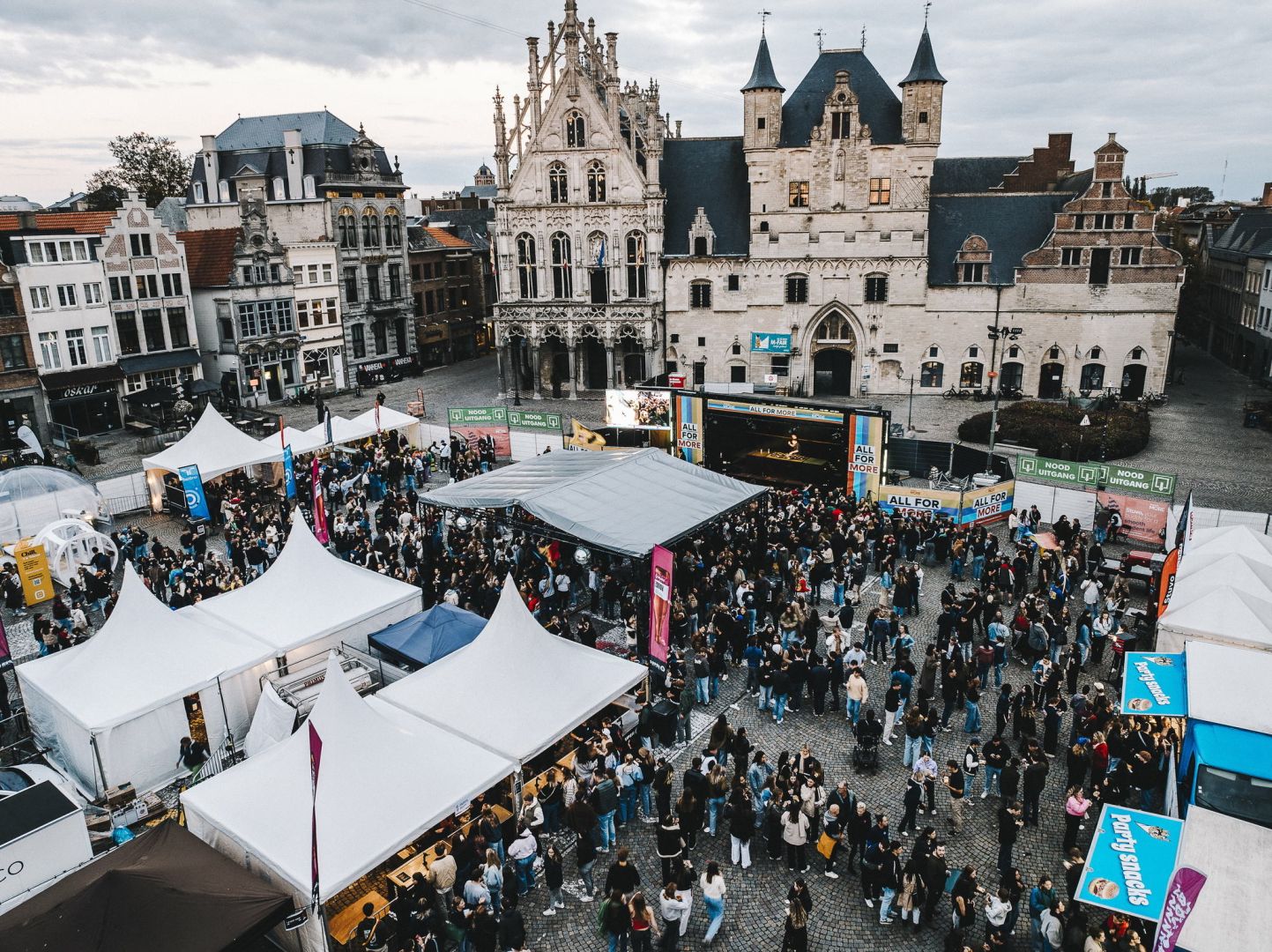 Student kick-off ALL FOR MORE op Grote Markt Mechelen