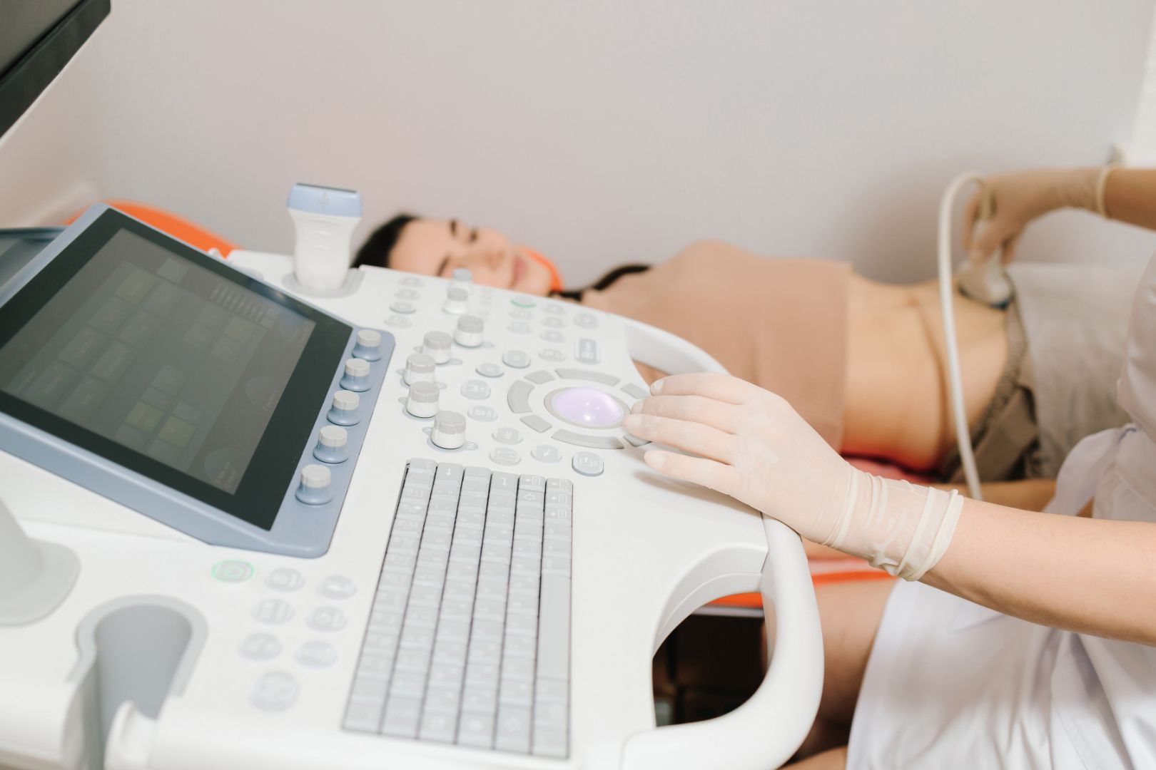 Welt-Endometriose-Tag: Endometriose erkennen und Beschwerden ernst nehmen