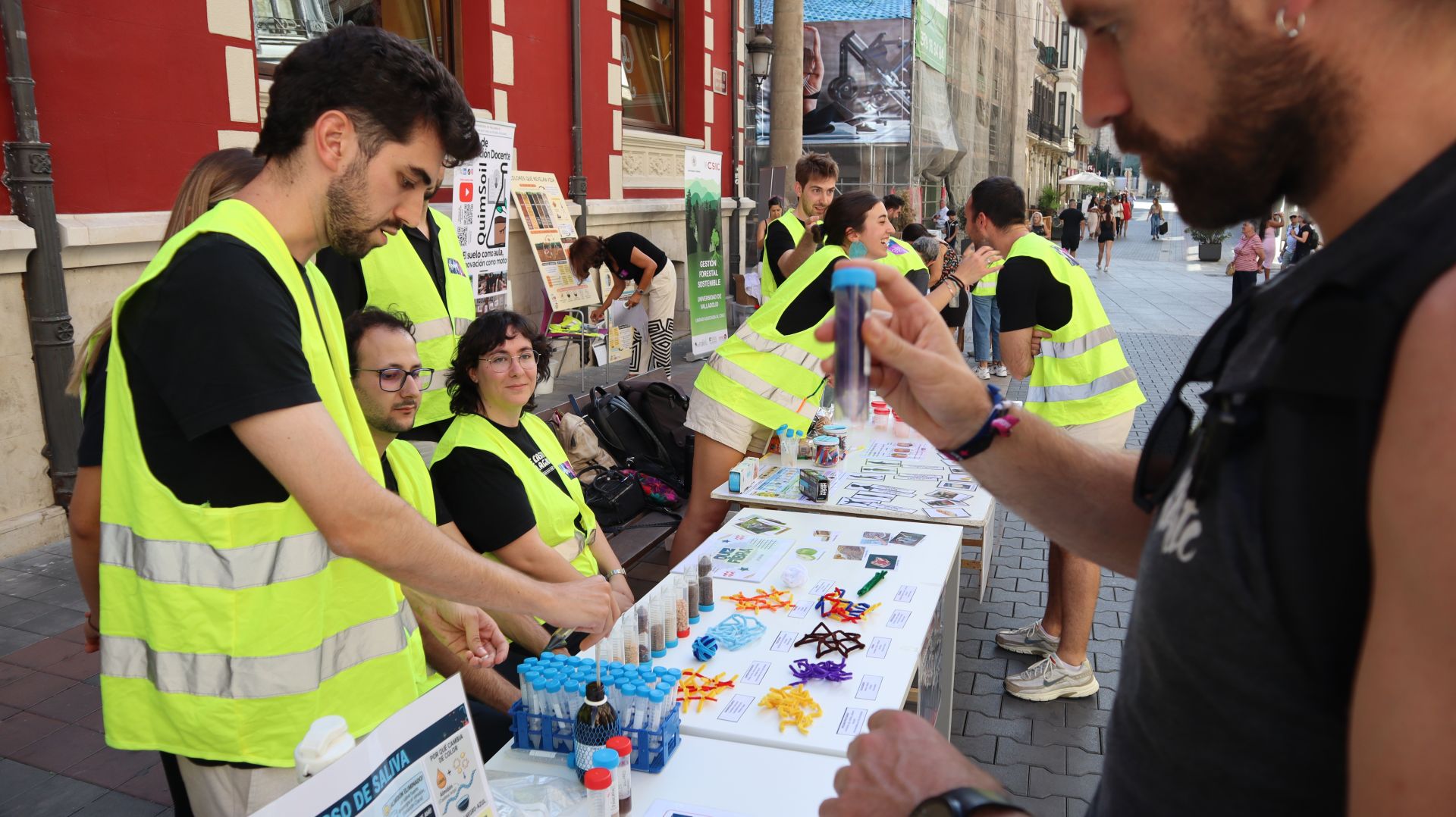 La Noche Europea de los Investigadores de la Universidad de Valladolid reúne a centenares de personas en sus cuatro campus