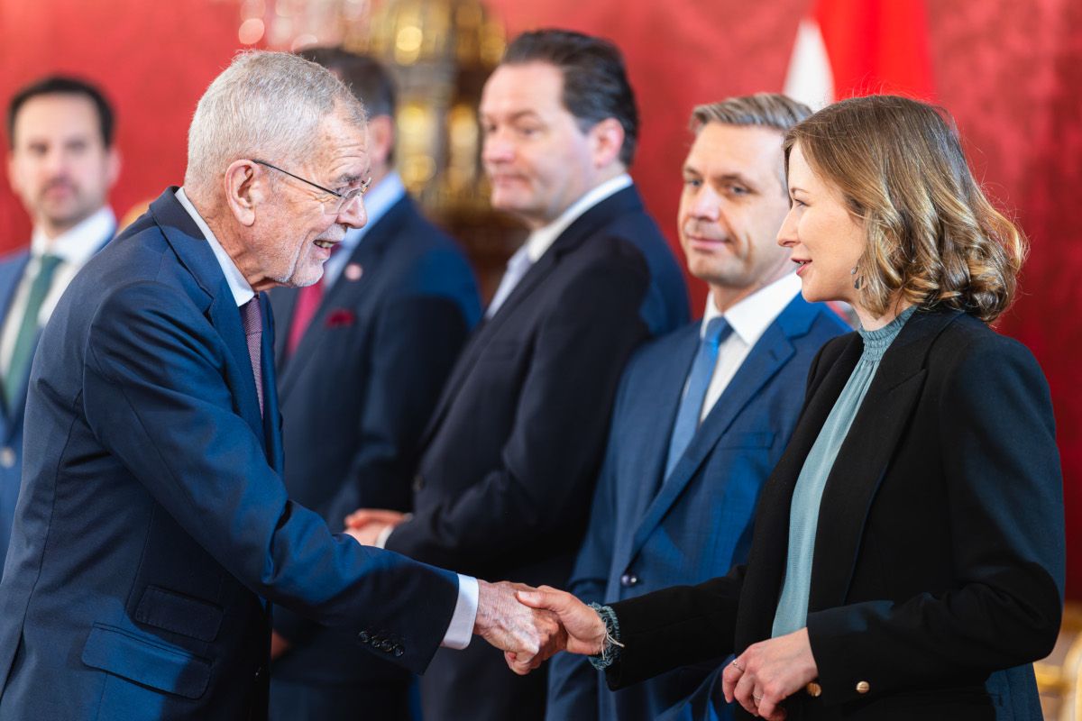 Claudia Plakolm von Bundespräsident Van der Bellen für neue Zuständigkeiten angelobt