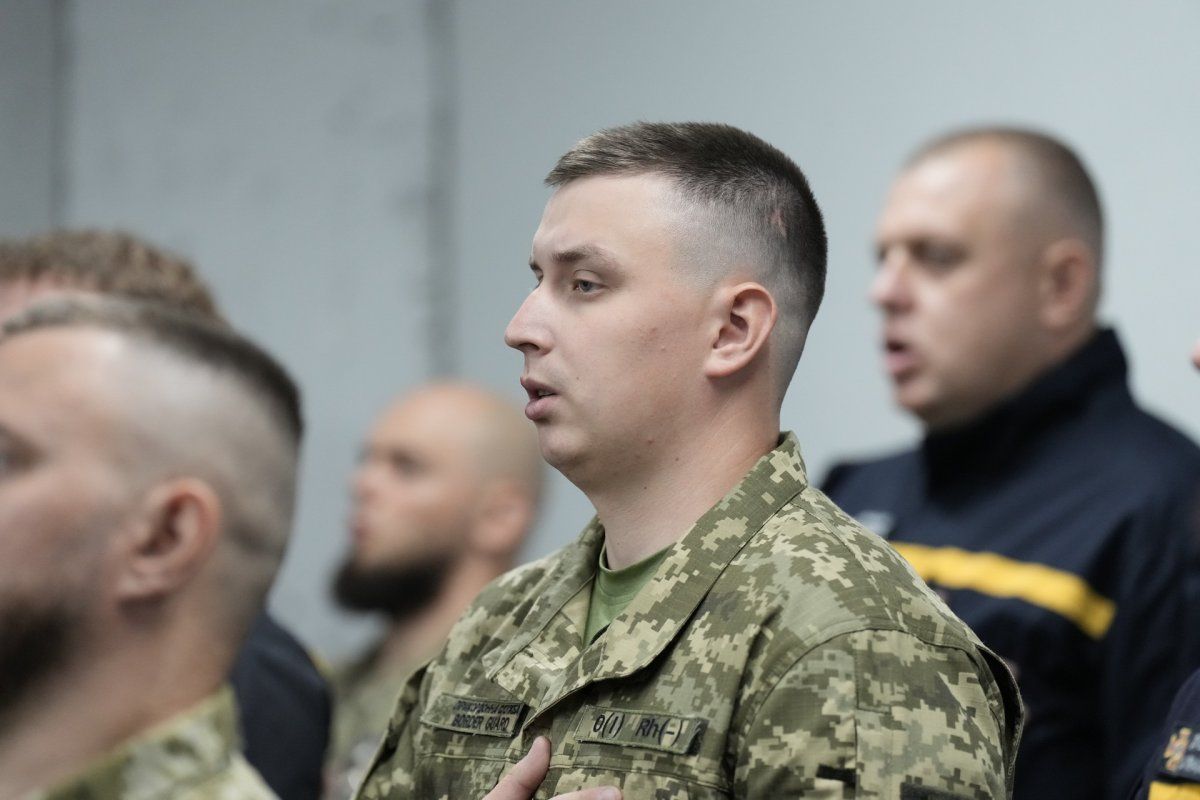 Міністр внутрішніх справ України привітав захисників і захисниць України та вручив прикордонникам державні нагороди й відомчі відзнаки