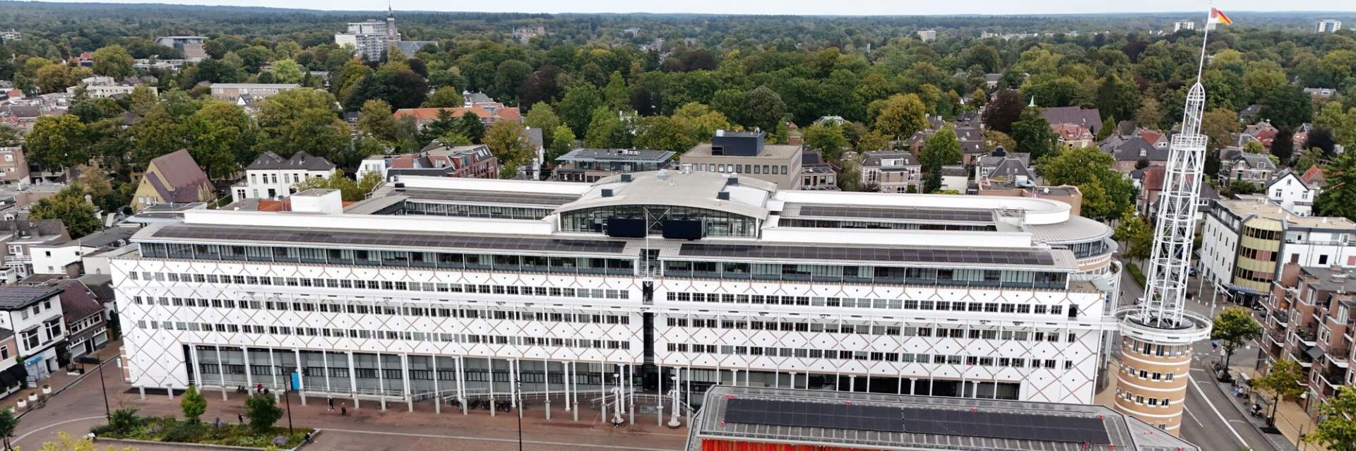 Apeldoorn herdenkt vliegramp op de Christelijke HBS na 80 jaar