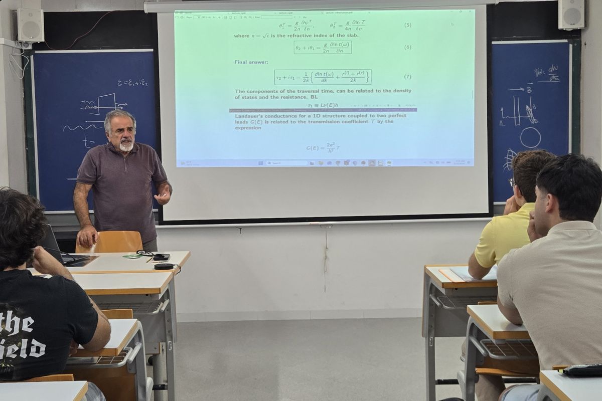 Un profesor de la California State University imparte un curso sobre física cuántica no hermítica