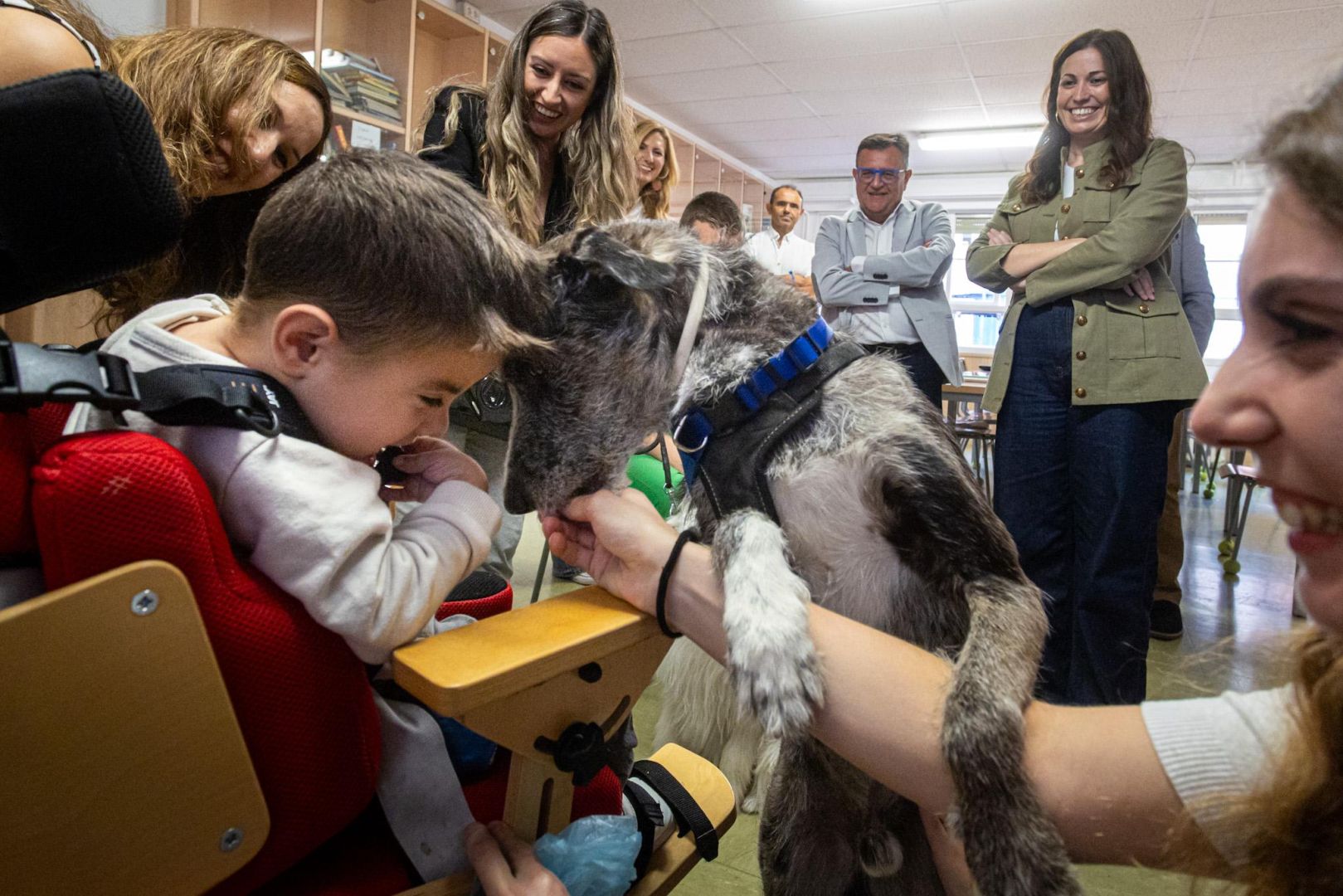 El colegio público de educación especial Alborada recibe los 7.063 euros recaudados en la IV Andada Canina Familiar Kalibo 5K, que se dedicará a terapias asistidas