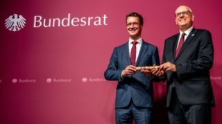 Von Bremen nach Nordrhein-Westfalen: Andreas Bovenschulte übergibt Staffelstab der Bundesratspräsidentschaft an Hendrik Wüst