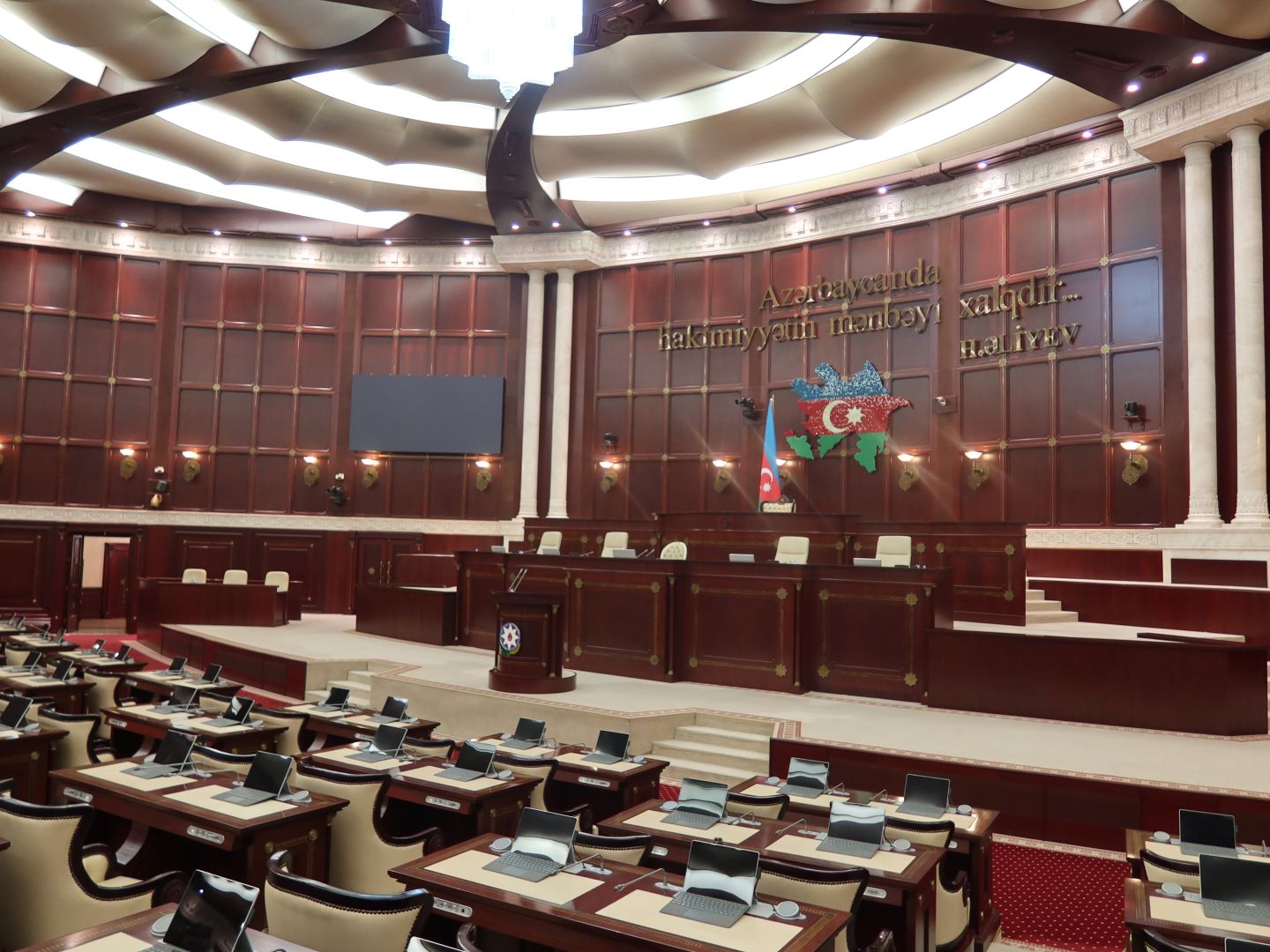 Козaрeв са представницима Парламента и МИП Азербејџана